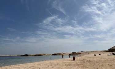 Plage désertique de Sharm el-Naga avec du sable et la mer.
