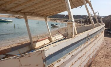 Bateau de pêche traditionnel égyptien sur la plage de Sharm el-Naga.