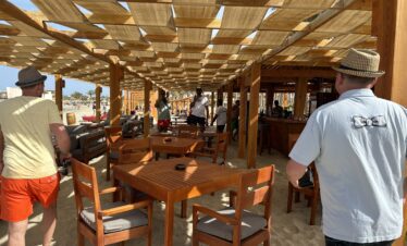 Restaurant de plage de l’hôtel, avec vue sur la mer.