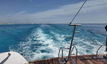 Vue de l'arrière du yacht en mer, lors d'une journée de pêche à Hurghada.