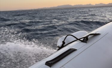 Vue depuis un Speed-Boat en pleine mer, avec un coucher de soleil spectaculaire sur l'horizon d'Hurghada.
