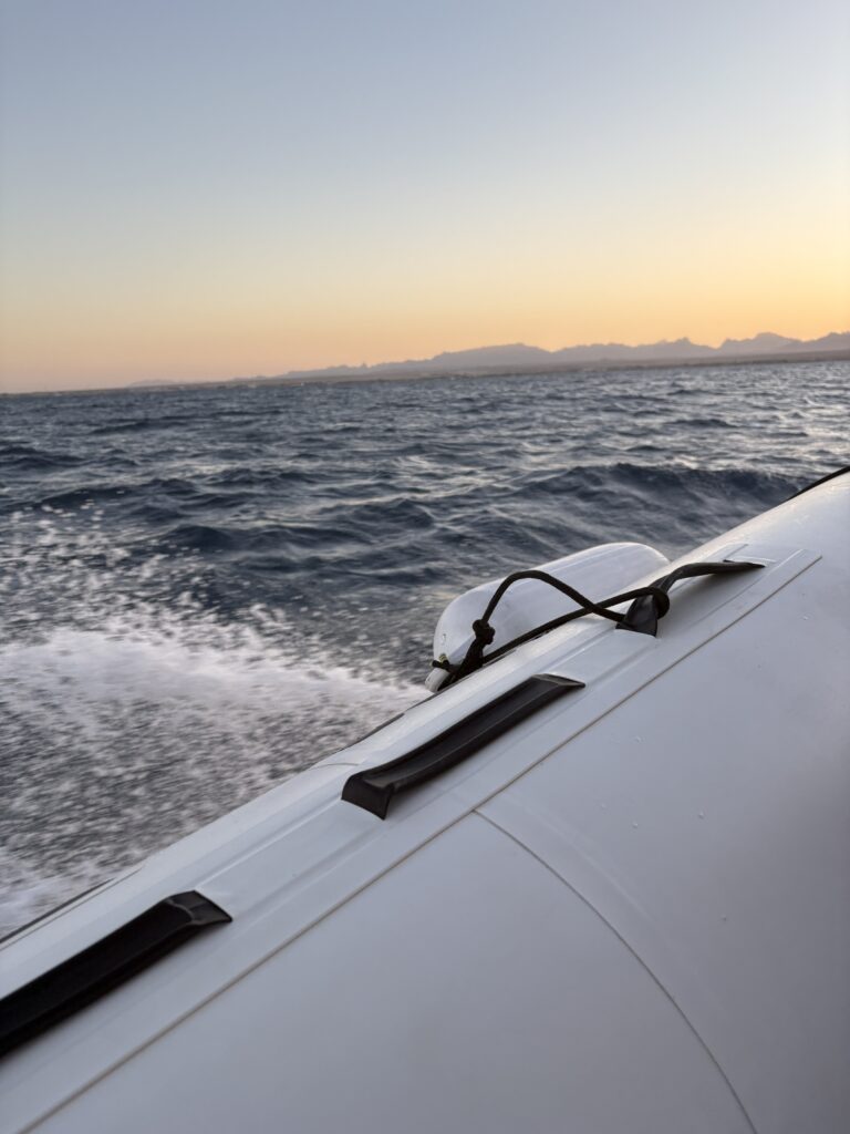 Vue depuis un Speed-Boat en pleine mer, avec un coucher de soleil spectaculaire sur l'horizon d'Hurghada.