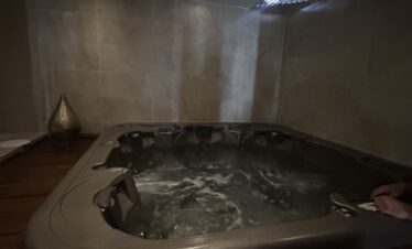 Jacuzzi avec jets et bulles dans le spa de luxe.