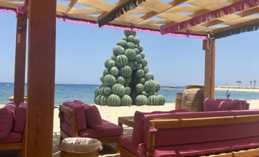 Espace détente avec des canapés sur la plage, face à la mer.