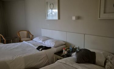 Chambre avec deux lits au Sindbad Club 4* à Hurghada, Égypte.