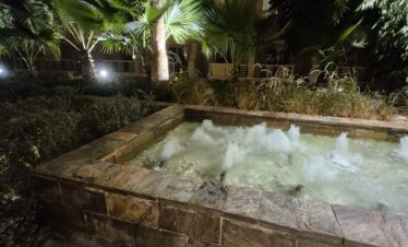 Fontaine extérieure devant l'hôtel Sindbad Club 4* à Hurghada, Égypte.