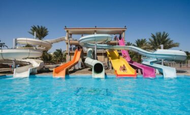 Piscine de l’hôtel avec plusieurs toboggans aquatiques.