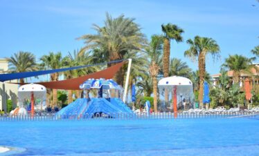 Piscine de l’hôtel avec attractions aquatiques.