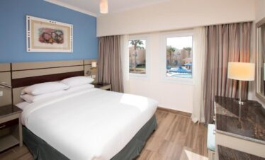 Chambre élégante avec vue sur la piscine.