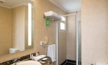 Salle de bain moderne avec douche et finitions haut de gamme.