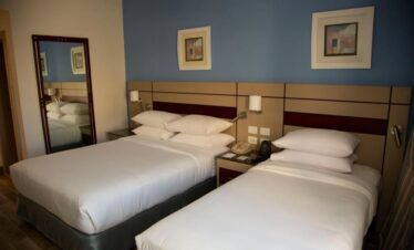 Chambre avec un lit double et un lit simple pour plus de confort.