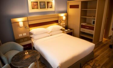 Chambre élégante avec lit double et rangements fonctionnels.