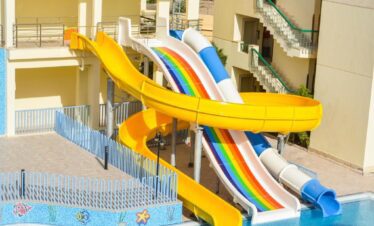 Toboggans aquatiques pour enfants et adolescents avec vue sur la piscine.