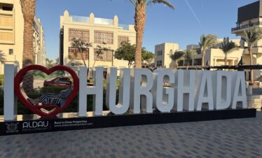 Sculpture géante "I LOVE HURGHADA" à l'extérieur du Sindbad Club 4*.