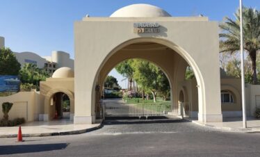 Entrée principale du Sindbad Club 4* à Hurghada, avec accès voiture et passage piéton sous une élégante voûte.