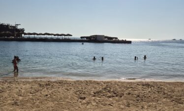 Sable doré et mer cristalline près du Sindbad Club 4* à Hurghada, Égypte.