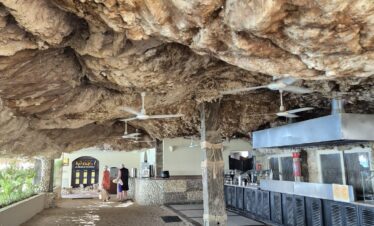 Self-service en extérieur sous la roche et le sable, près du Sindbad Club 4* à Hurghada.