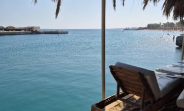 Transat confortable et parasol sur la plage près du Sindbad Club 4* à Hurghada, Égypte.