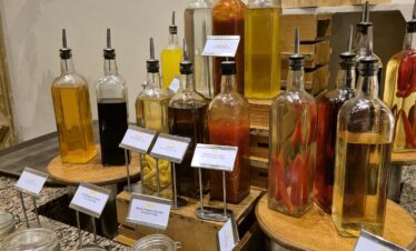 Assortiment d'huiles, vinaigres et épices au Sindbad Club 4* à Hurghada, Égypte.