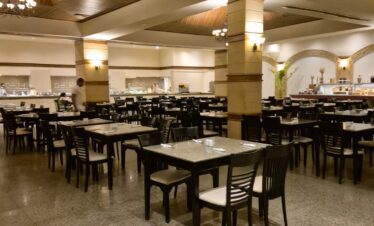 Vue du restaurant avec tables et chaises au Sindbad Club 4* à Hurghada, Égypte.