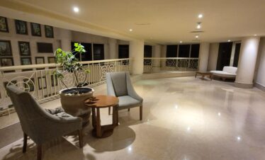 Terrasse intérieure élégante à l'hôtel Sindbad Club 4* à Hurghada.