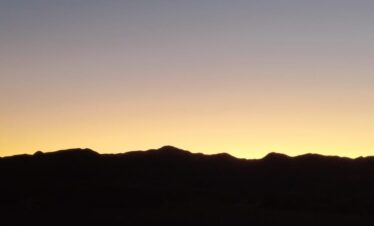 Coucher du soleil sur le désert d'Hurghada, avec une lueur subtile après le coucher du soleil.