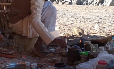 Préparation traditionnelle du thé dans le désert, sur un petit feu.
