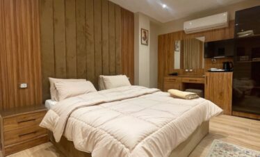 Vue apaisante d'une chambre élégante avec un lit en velours marron et un décor en bois chaleureux.