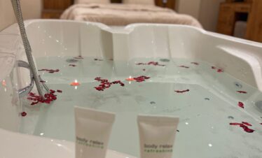 Détente absolue dans un jacuzzi privé, avec une vue apaisante sur une chambre élégante.