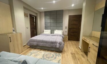 Chambre élégante et confortable, alliant praticité et détente.