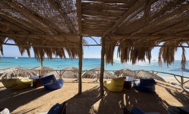 Plage et espace détente à Mahmya Island Hurghada en mer Rouge